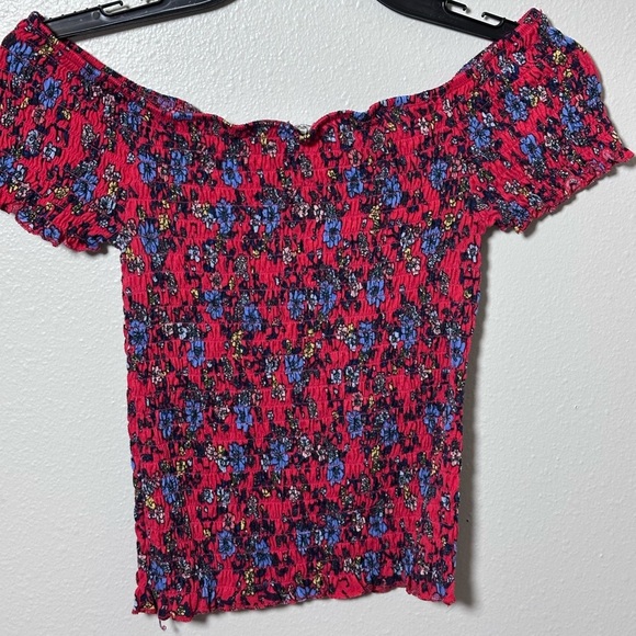 Crave Fame By Almost Famous Smocked Women Red Floral Top Size M. - Picture 2 of 7